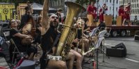 Tuba spieler hebt die Faust