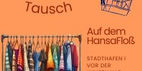 Das Bild ist ein Plakat.  Der Hintergrund ist orange.  Oben steht: „Klamotten-Tausch“.  Rechts oben ist eine Zeichnung von einem Floß.  Unten links sieht man eine Kleiderstange. Daran hängen viele bunte Kleidungsstücke. Zum Beispiel:  * Pullover, * Jacken, * Kleider, * Schals.  Rechts steht: „Auf dem HansaFloß“.  Darunter steht: „Stadthafen I vor der Kunsthalle“.  Ganz unten steht: „Am 03.08., 17–19 Uhr“.  Das Plakat lädt zu einem Kleidertausch ein. Menschen können Kleidung mitbringen und Kleidung tauschen.
