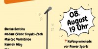 Was ist auf dem Bild zu sehen?  Auf dem Bild wird zu einer Veranstaltung eingeladen, bei der man selbst Texte vortragen kann. Es steht da: "Du schreibst Texte und magst sie teilen?". Das Bild zeigt auch ein Mikrofon auf einem Ständer, als ob jemand gleich sprechen würde.  Wann und wo ist die Veranstaltung?  Die Veranstaltung findet am 8. August um 19 Uhr statt. Sie ist auf der Hafenpromenade vor dem Geschäft "Power Sports".  Wer tritt auf?  Es treten folgende Personen auf:      Blerim Berisha     Nadine Cél