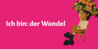 pinkes Bild mit Aufschrift "Ich bin: der Wandel" und einer weiblich gelesenen Person, die auf einem Stuhl sitzt und einen großen Hut mit Orangen trägt. 