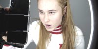 Leonie, die Protagonistin des Films steht vor einem Ringlicht und filmt mit ihrem Handy sich selbst
